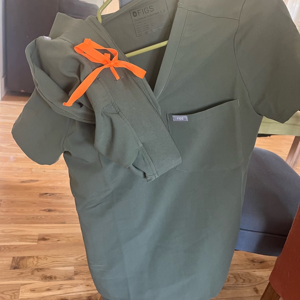 Like new Figs set in MOSS GREEN Catarina top small/Zamora jogger medium petite.
